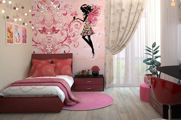 Kinderzimmer mit Einzelbett, rosa Bettwäsche, Nachttisch, rundem rosa Teppich, großer Wandtattoo-Feenfigur und Vorhängen vor Fenster.