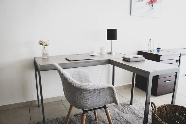 Büro mit Schreibtisch und Stuhl