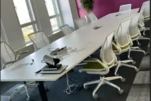 Der meetingtisch bei einem Firmenumzug