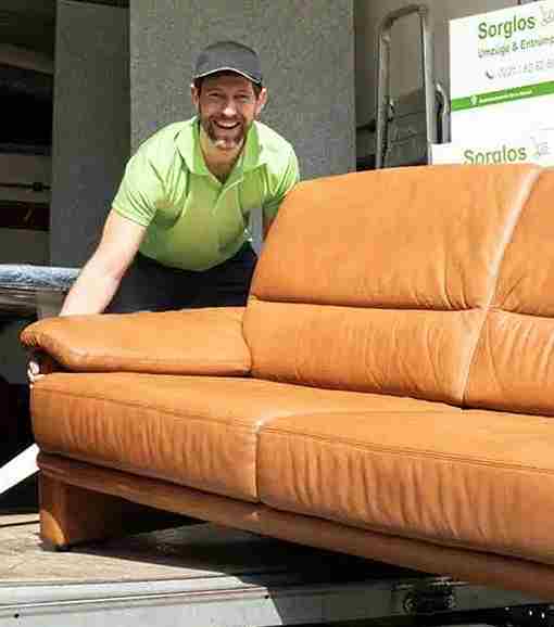 Couch wird in LKW getragen