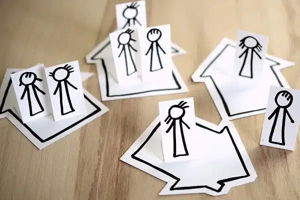 Papierfiguren, die eine Trennung symbolisieren sollen