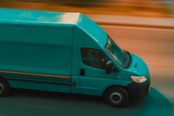 Privater Transporter holt Sperrmüll ab
