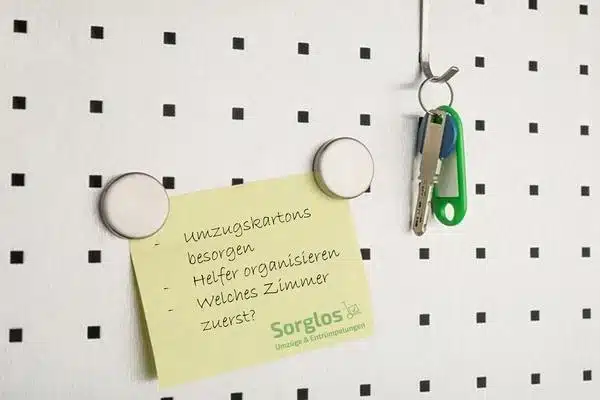 Post-It und Schlüssel an Pinnwand