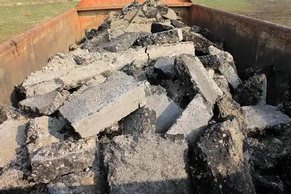 Bauschutt in einem Container
