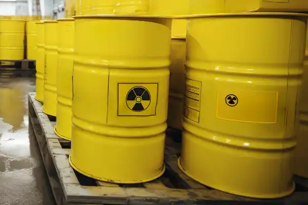 Fässer mit Chemikalien