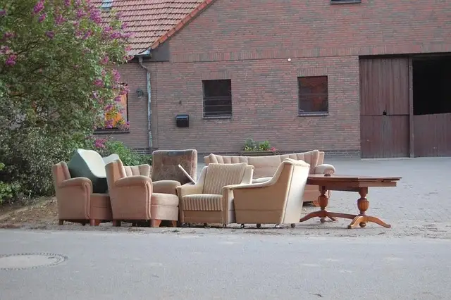 Verschiedener Sperrmüll steht vor einem Haus an einer Straße