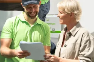 Umzugshelfer bespricht Auftrag mit Kundin
