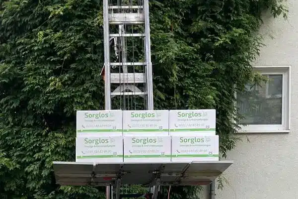 Die Plattform eines Außenlifts mit mehreren Umzugskartons