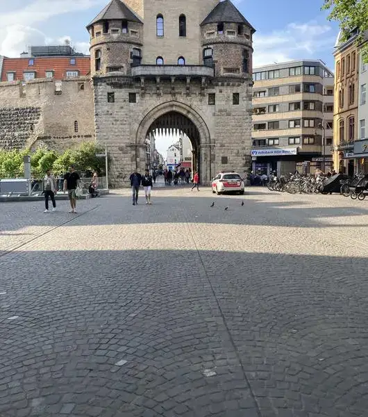 Sicht auf das Severinstor vom Chlodwigplatz in der Südstadt