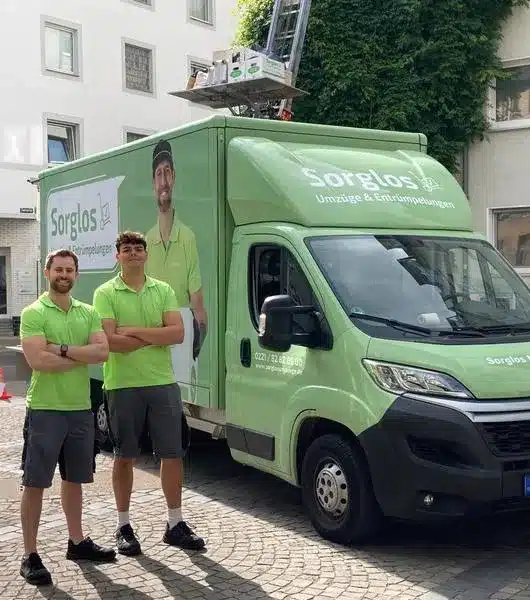 Zwei Umzugshelfer vor einem Umzugstransporter.