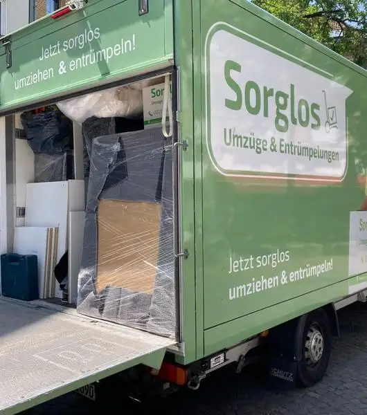 Die Ladefläche eines Umzugstransporters, voll mit eingepackten Umzugsgegenständen.
