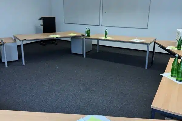 Konferenztische in der Akademie für berufliche Bildung in Köln