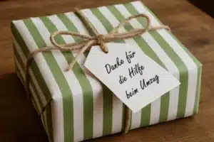 Ein Geschenk mit einer Karte mit der Aufrischt: "Danke für die Hilfe beim Umzug"