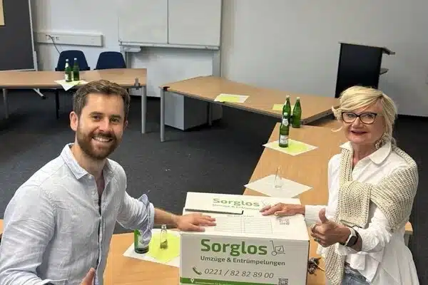 Gabriel Krämer, Gründer von Sorglos Umzüge & Entrümpelungen und Beate Weisbarth, Bildungsmanagerin der AFBB in Köln
