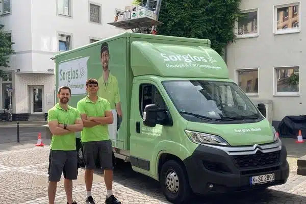Zwei Umzugshelfer vor dem Sorglos-Mobil