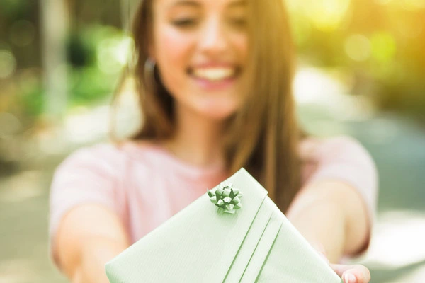 Eine Frau überreicht ein Geschenk