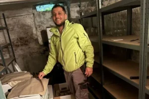 Umzugshelfer steht vor Lastenregalen