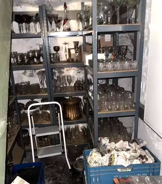 glaeser-porzellan-in-lastenregalen