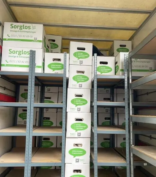 kartons-sicher-transporter-gestapelt