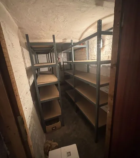 lastenregale-keller-leer