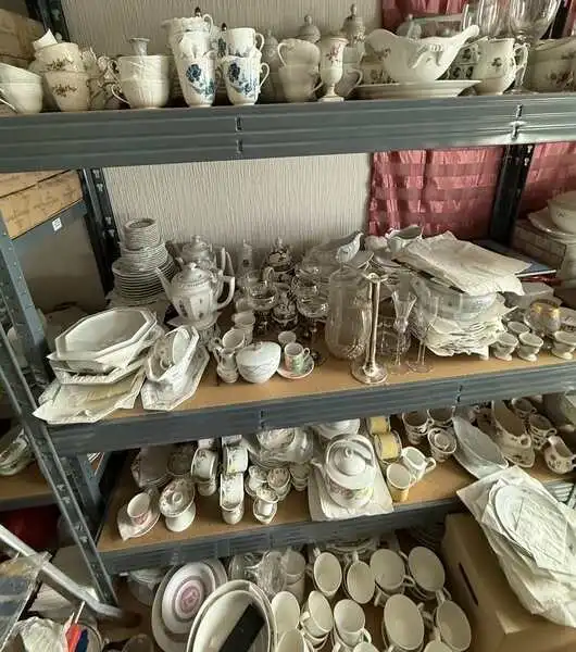 porzellan-in-lastenregal