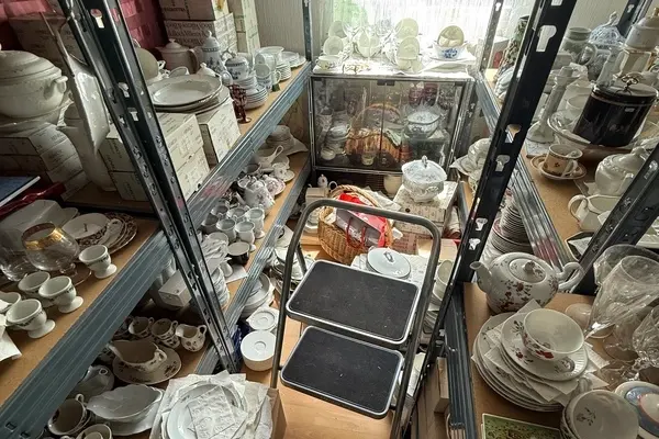 Gläser und Prozellan in Lastenregalen