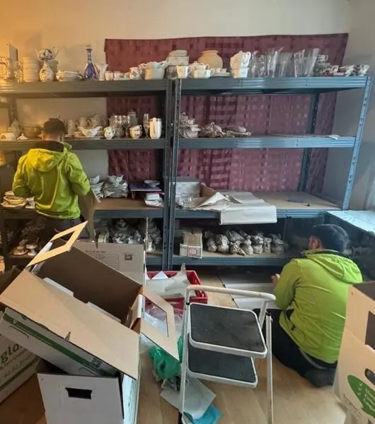 regale-ausraeumen-verpacken-porzellan