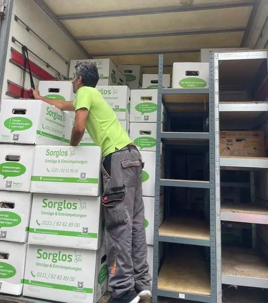 umzugskartons-transporter-stapeln