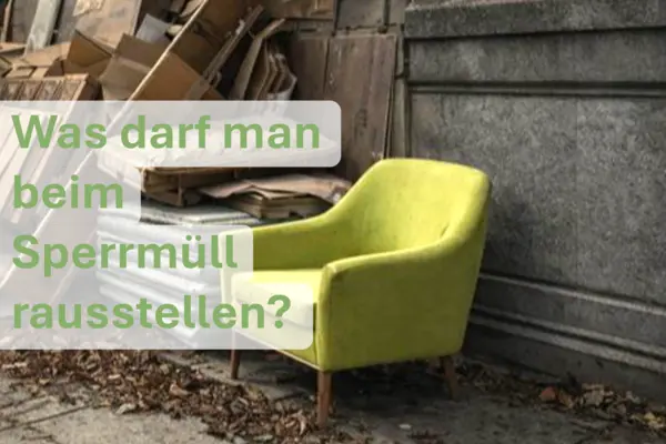 Ein hellgrüner Sessel steht auf einem Gehweg vor einer grauen Mauer. Im Hintergrund sind gestapelte Kartons und Holzplatten zu sehen. Links oben befindet sich ein halbtransparenter Kasten mit grünem Text: 'Was darf man beim Sperrmüll rausstellen?'.