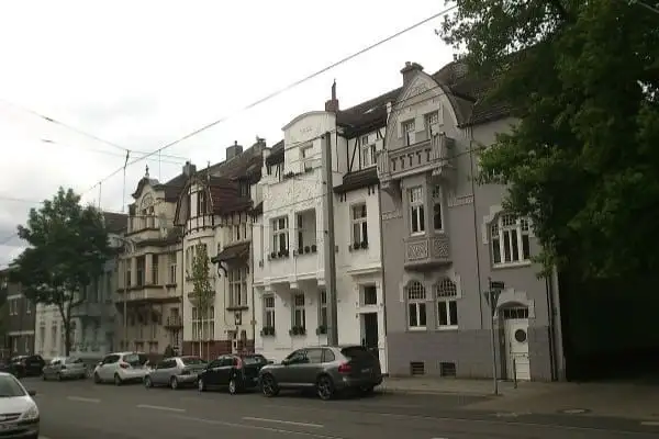 Historische, mehrstöckige Wohnhäusern und parkende Autos in der Benderstraße in Düsseldorf-Gerresheim