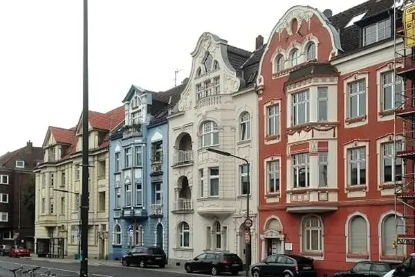 Reihe historischer mehrstöckiger Wohnhäuser mit verzierten Fassaden an einer Straße in Düsseldorf Oberkassel