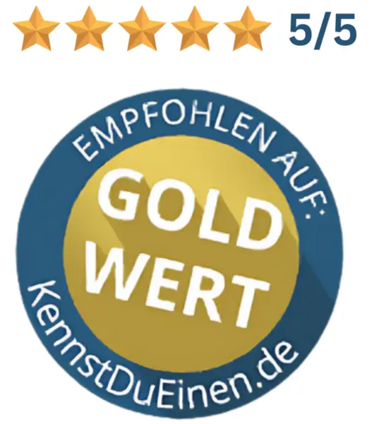 Rundes Gütesiegel mit goldfarbenem Zentrum und blauem Rand, darauf steht 'GOLD WERT' und 'EMPFOHLEN AUF: kennstDuEinen.de', oben fünf goldene Sterne und '5/5'