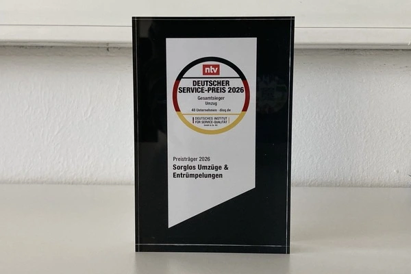 Glas-Trophäe mit Aufschrift zum Deutschen Service-Preis 2026 für den Gesamtsieger Umzug von Sorglos Umzüge & Entrümpelungen