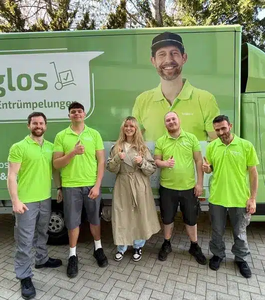 Das Sorglos-Team posiert mit Kundin Soraya vor dem Sorglos-Mobil