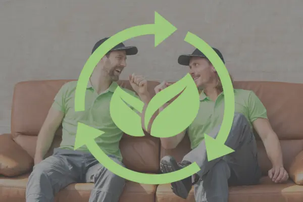 Zwei Entrümpler sitzen auf einer Couch, darüber ein grünes Recycling-Symbol mit Blättern