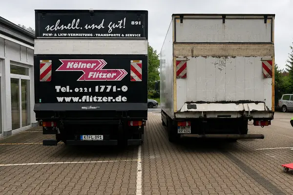 Zwei 7,5-Tonner-LKWs von hinten