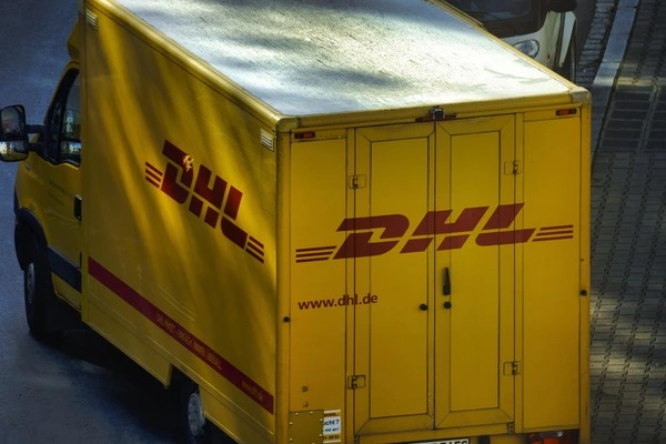 DHL-Transporter auf der Straße