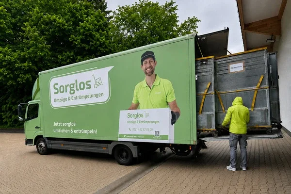 Ein LKW, in den Rollwägen der DHL geladen werden
