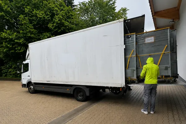 Ein LKW, in den Rollwägen der DHL geladen wurden
