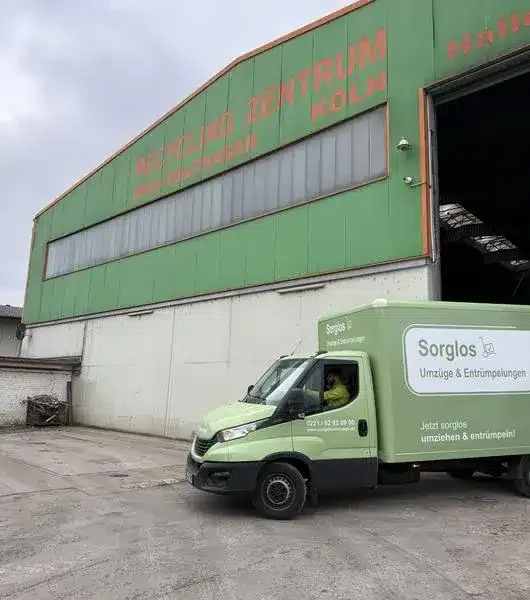 Sorglos Mobil steht vor dem Recyclingscenter