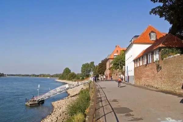 Düsseldorf Kaiserswerth am Rheinufer