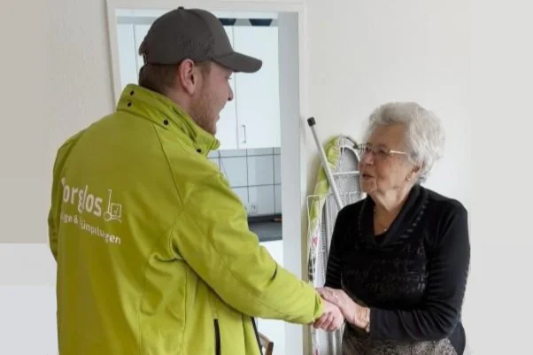 Kundin bedankt sich bei Umzugshelfer mit Handschlag